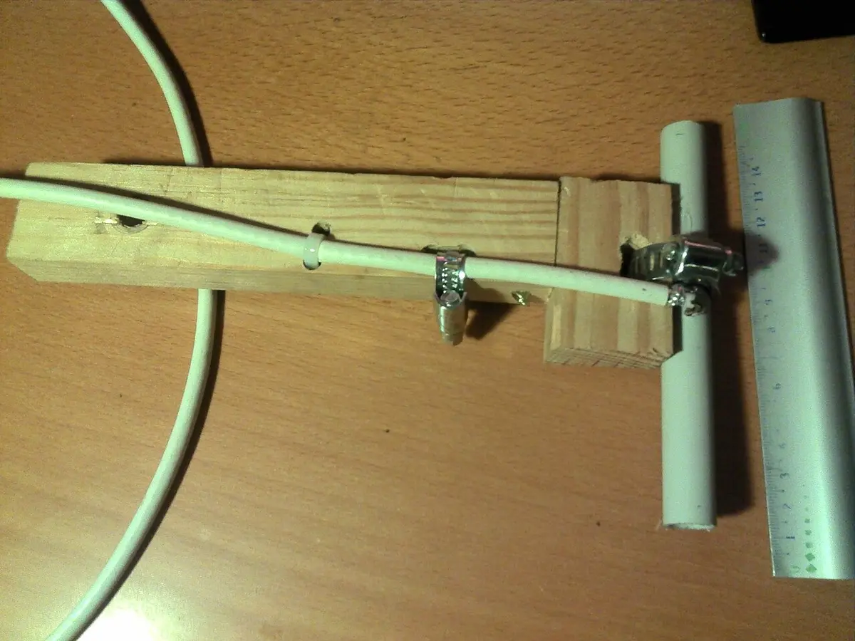 A homemade 1090 MHz ADS-B dipole antenna connected to an SDR receiver